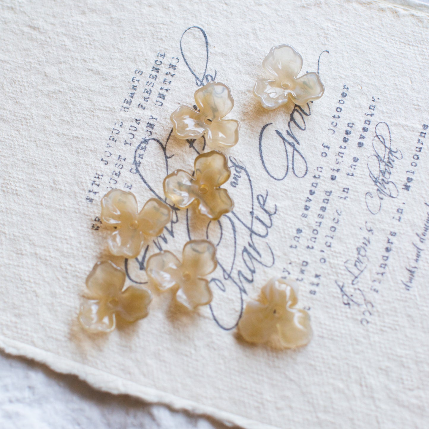 *6個* 樹脂フラワービーズ ライトモカ フラワーチャーム フラワーカボション Light Mocha Resin Flower Beads Charm Cabochon PS-0055