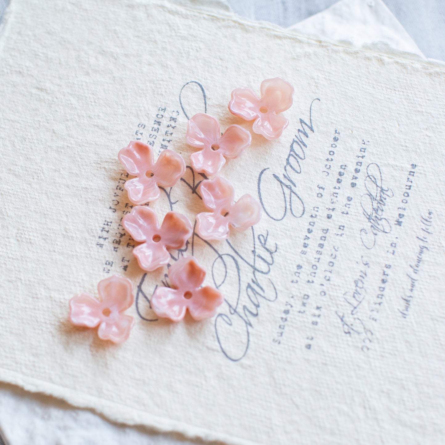 *6個* 樹脂フラワービーズ ミルクピンク フラワーチャーム フラワーカボション PS-0057