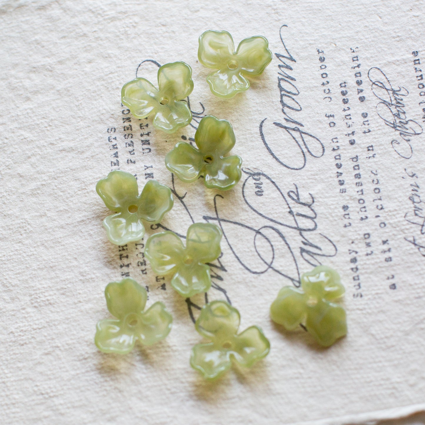 *6個* 樹脂フラワービーズ ペールグリーン  フラワーチャーム フラワーカボション PS-0063