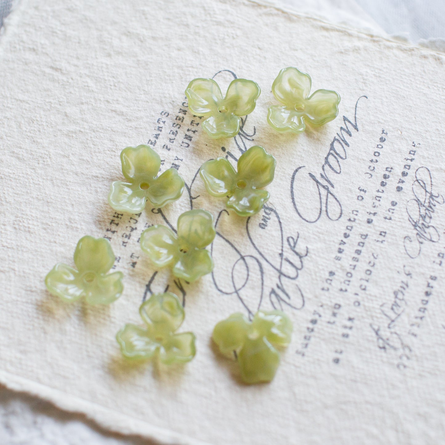 *6個* 樹脂フラワービーズ ペールグリーン  フラワーチャーム フラワーカボション PS-0063