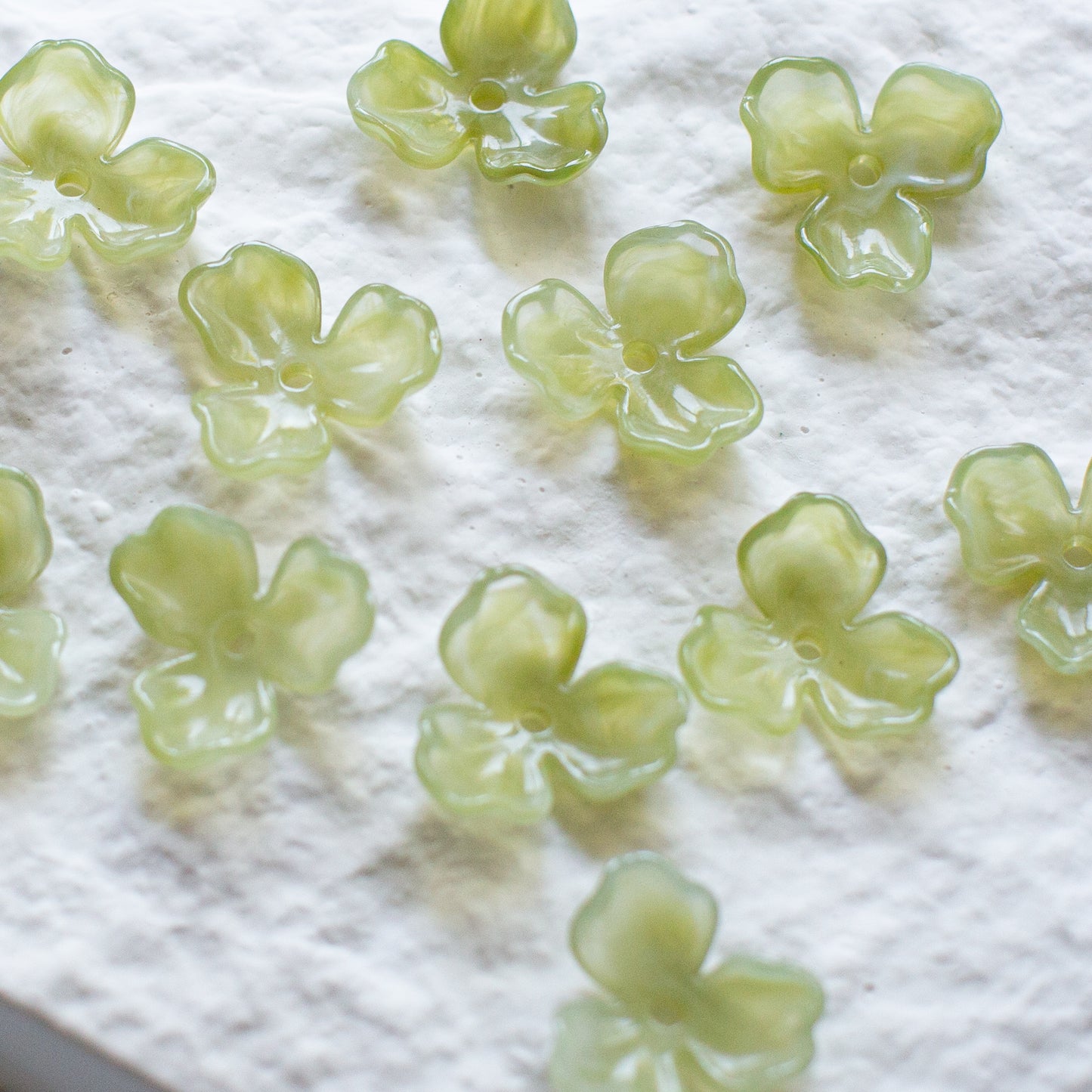 *6個* 樹脂フラワービーズ ペールグリーン  フラワーチャーム フラワーカボション PS-0063