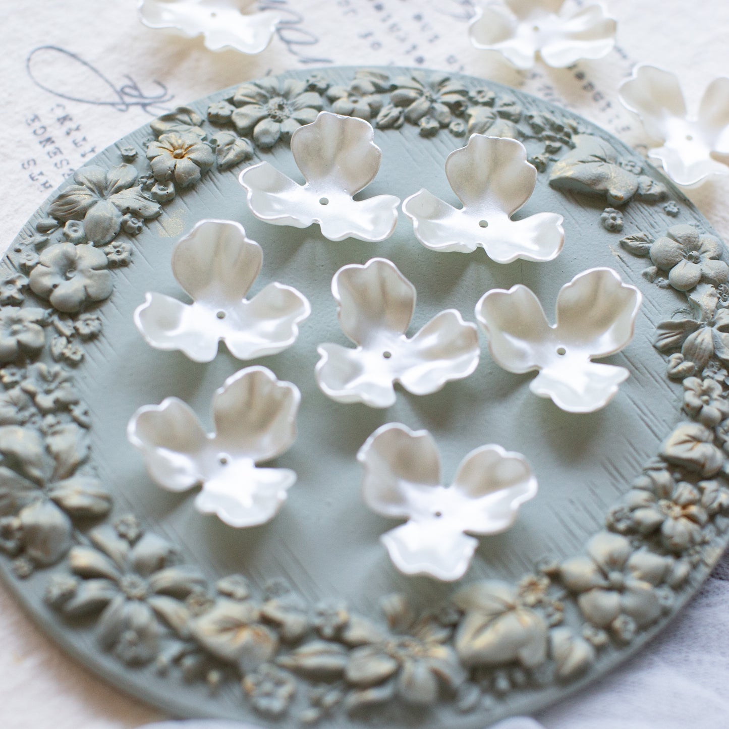 *6個* 樹脂フラワービーズ パールホワイト  フラワーチャーム フラワーカボション PS-0066