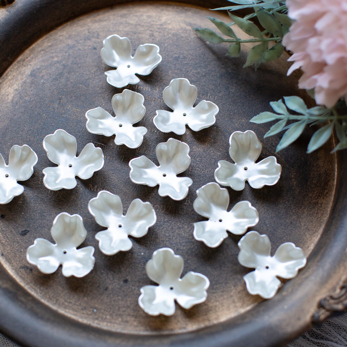 *6個* 樹脂フラワービーズ パールホワイト  フラワーチャーム フラワーカボション PS-0066