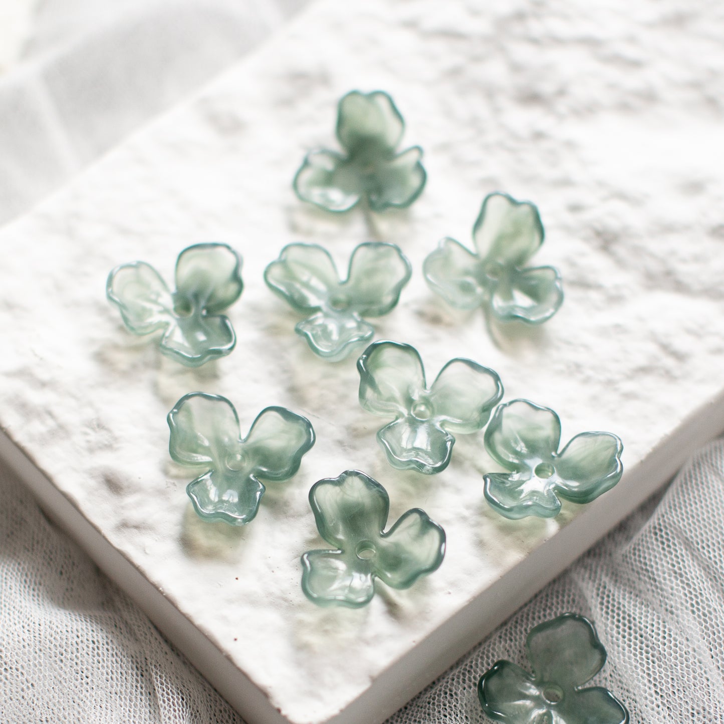 ＊６個＊　樹脂フラワービーズ　ライトグリーン　フラワーチャーム　フラワーカボション　Light Green Resin Flower Beads Charm Cabochon PS-0056