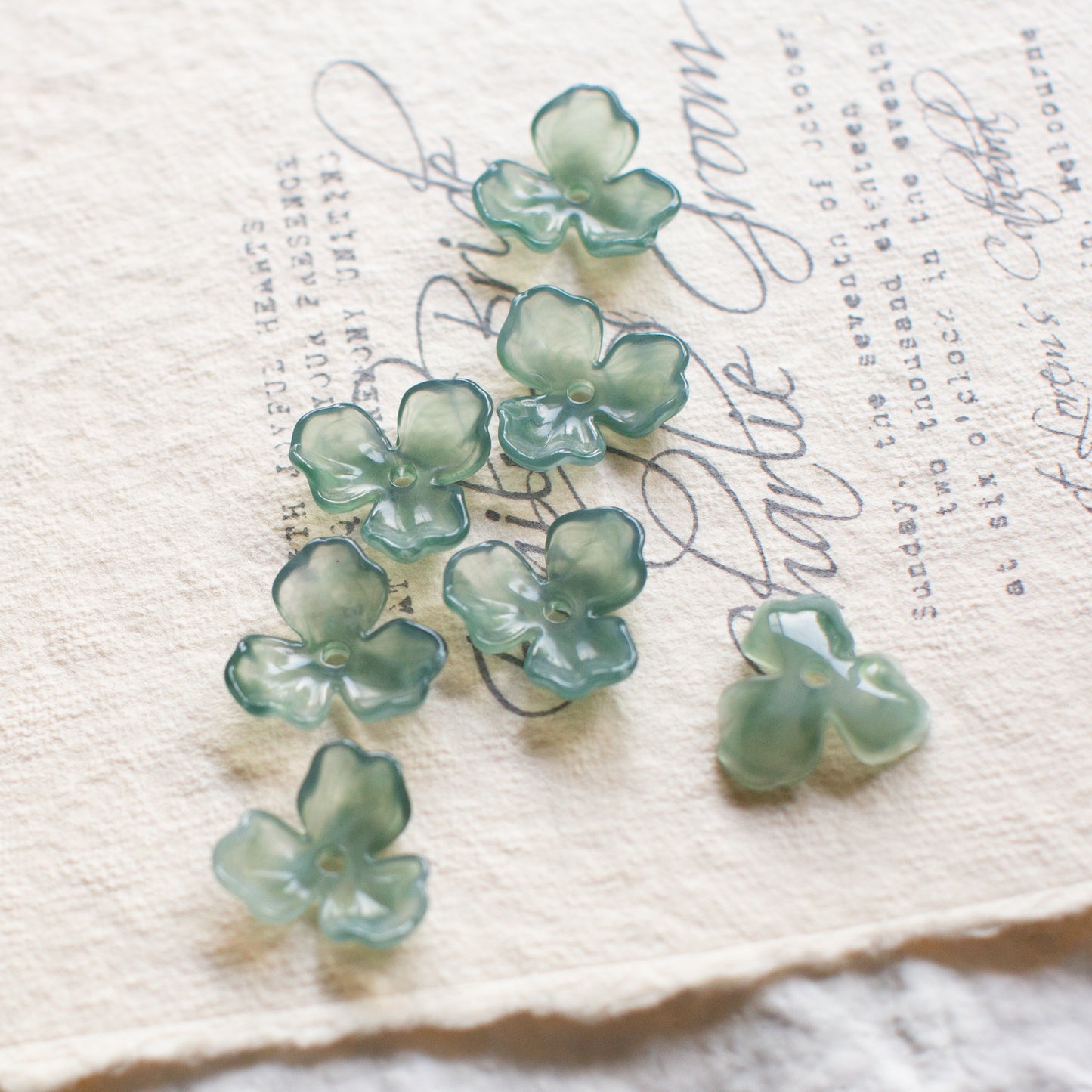 ＊６個＊　樹脂フラワービーズ　ライトグリーン　フラワーチャーム　フラワーカボション　Light Green Resin Flower Beads Charm Cabochon PS-0056