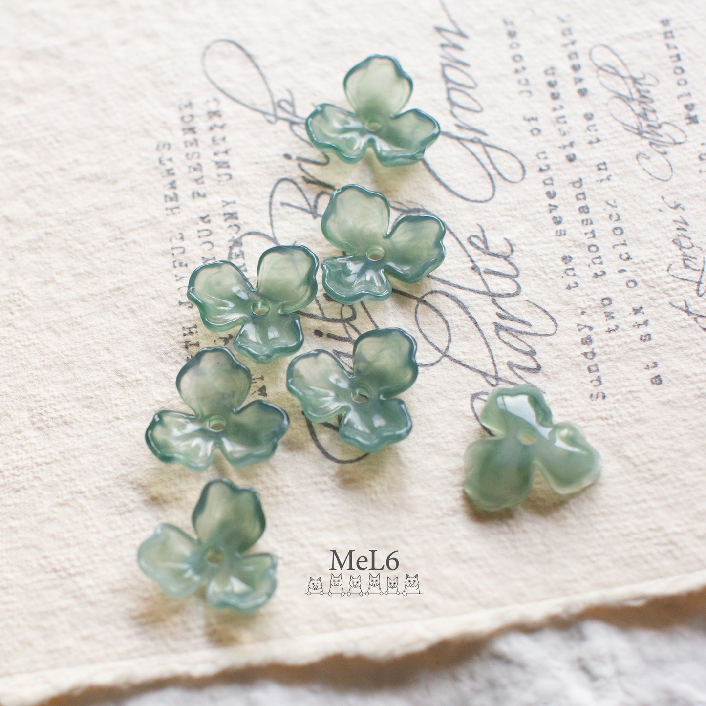 ＊６個＊　樹脂フラワービーズ　ライトグリーン　フラワーチャーム　フラワーカボション　Light Green Resin Flower Beads Charm Cabochon PS-0056