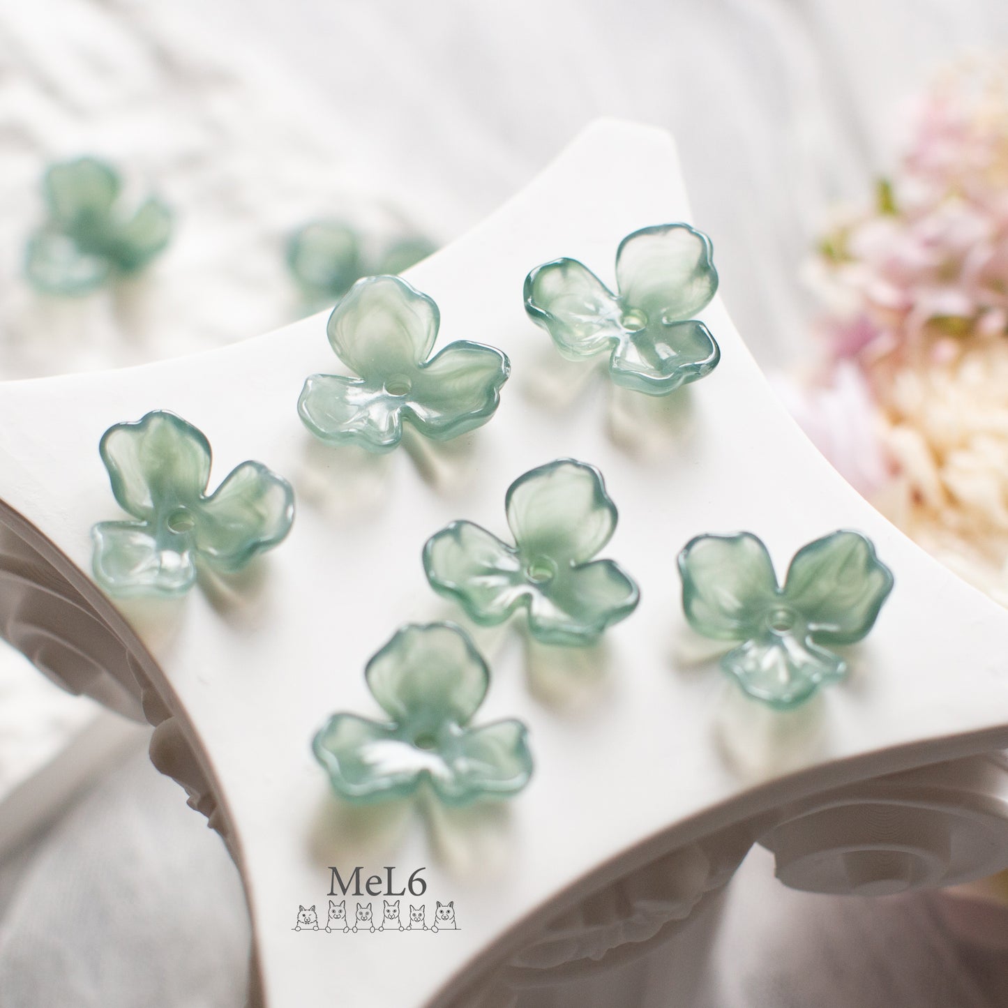 ＊６個＊　樹脂フラワービーズ　ライトグリーン　フラワーチャーム　フラワーカボション　Light Green Resin Flower Beads Charm Cabochon PS-0056