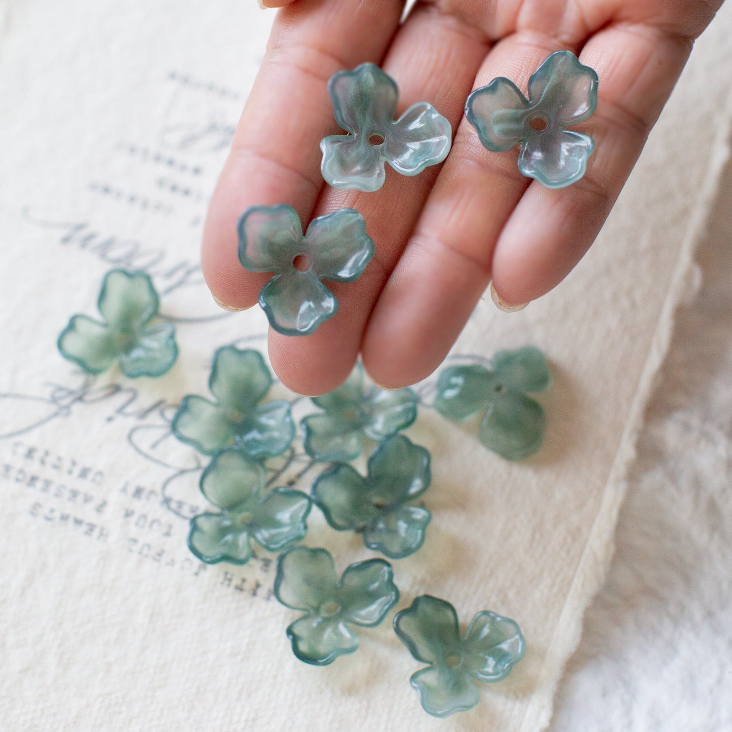 ＊６個＊　樹脂フラワービーズ　ライトグリーン　フラワーチャーム　フラワーカボション　Light Green Resin Flower Beads Charm Cabochon PS-0056